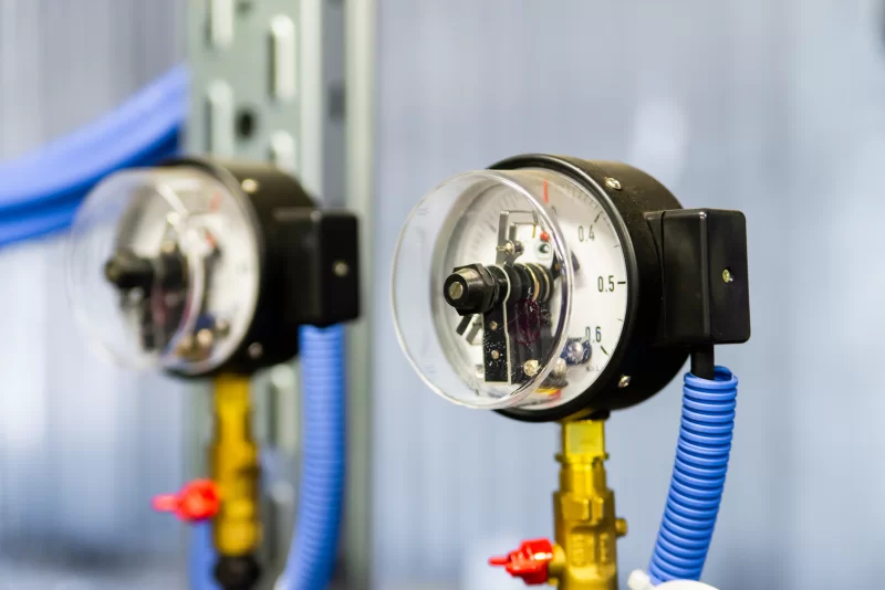 Манометры и трубопровод