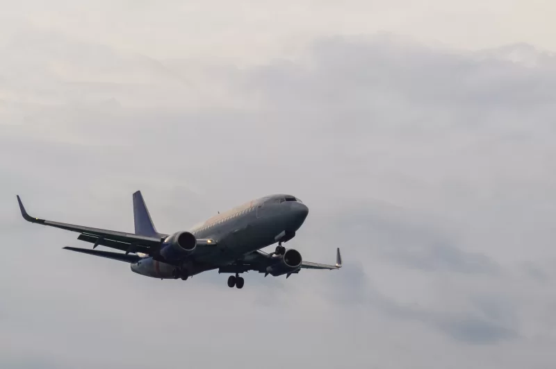 Самолет в облачном небе