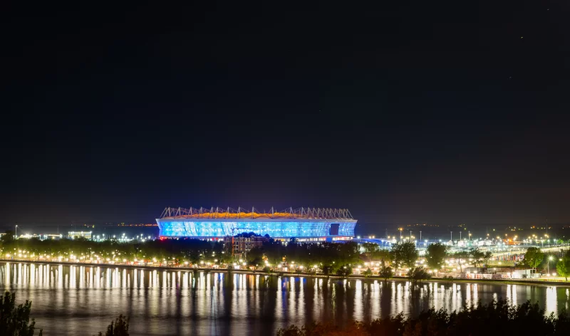 Футбольный стадион Ростов Арена ночью с подсветкой и отражениями на воде