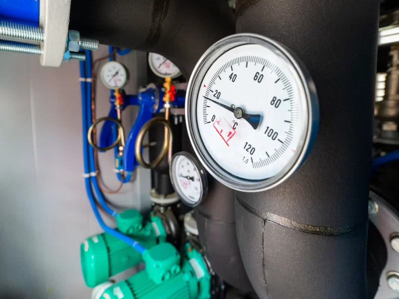 Система отопления: термометры, трубы и насосы