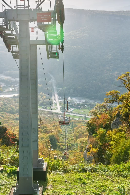 Пейзаж с кресельным подъемником в горах Адыгеи