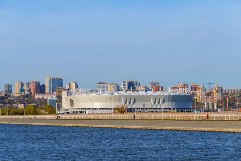 Современный стадион Ростов Арена на фоне городского пейзажа