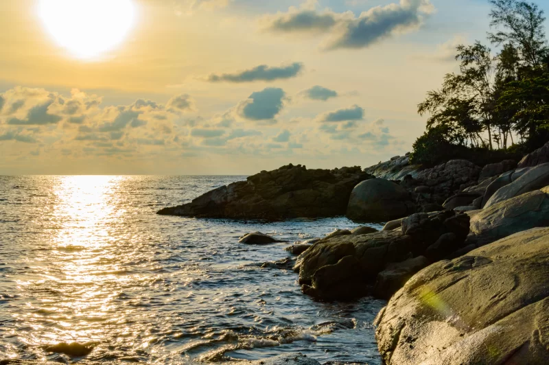 Золотой рассвет над скалистым берегом