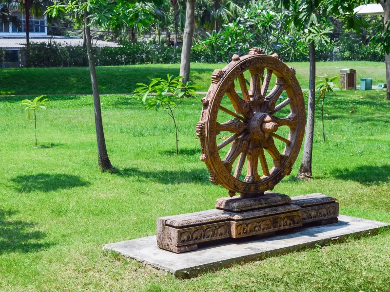 Скульптура Дхармического колеса в парке Бангкока