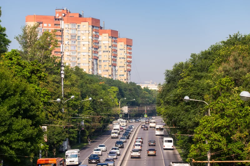 Улица города с транспортом и зеленью