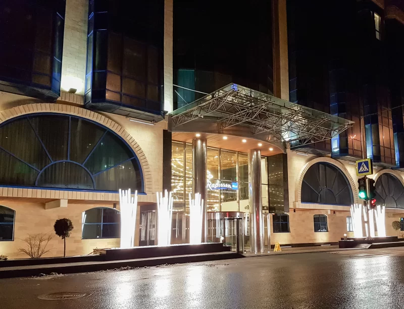 Вход в отель Radison Blu