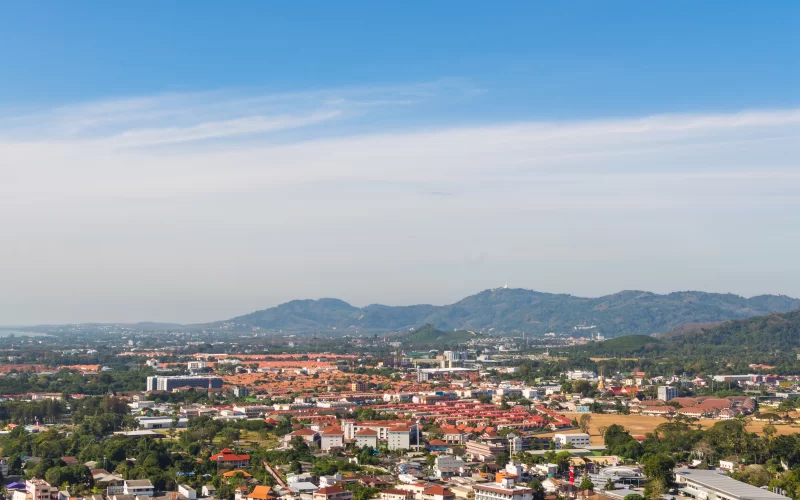 Вид с воздуха на город Пхукет с горы Хао Рунг