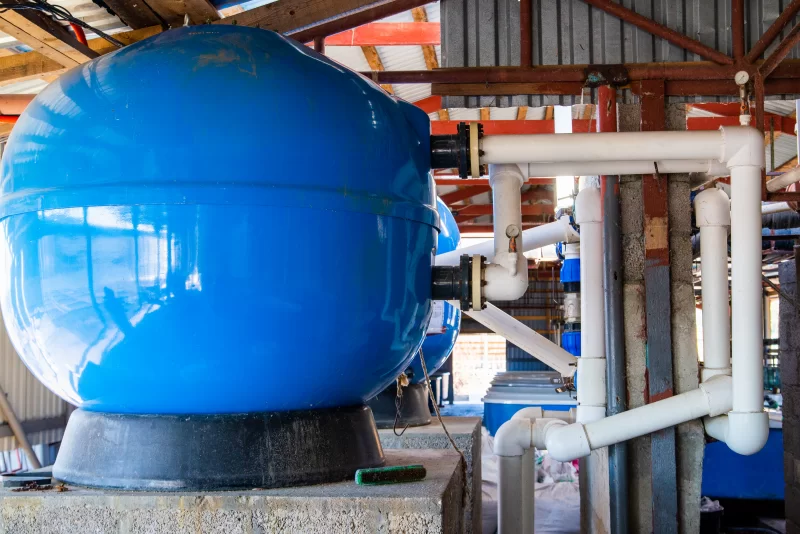 Синий резервуар для воды в промышленном помещении
