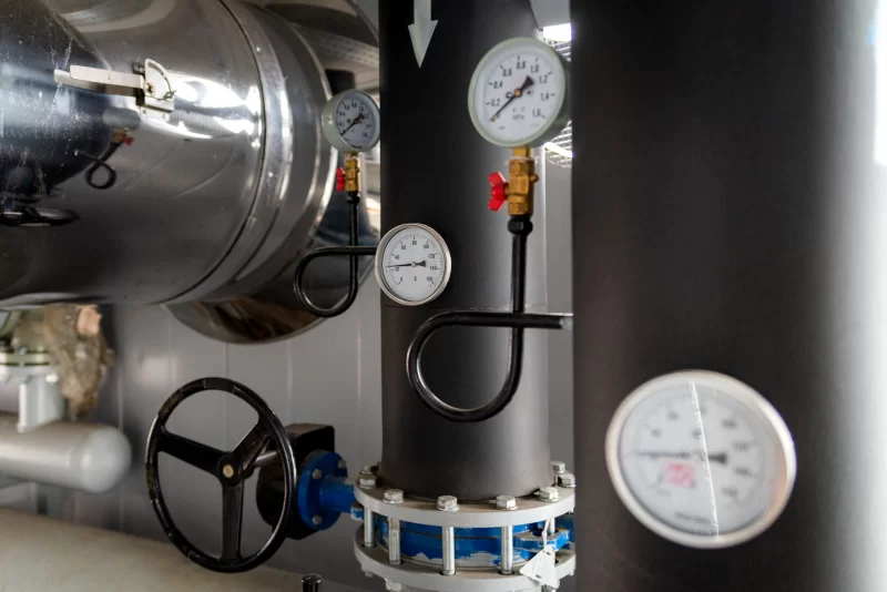 Промышленное оборудование: трубы и манометры