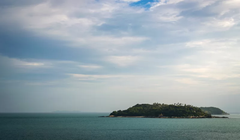 Тропический остров в море