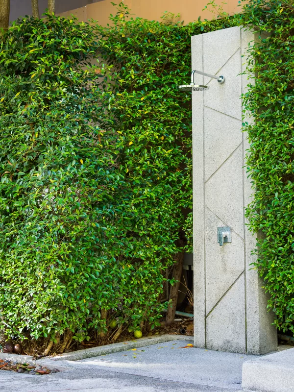 Внешняя душевая кабина в зеленом саду