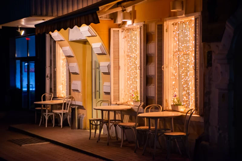 Уютное летнее кафе на открытом воздухе