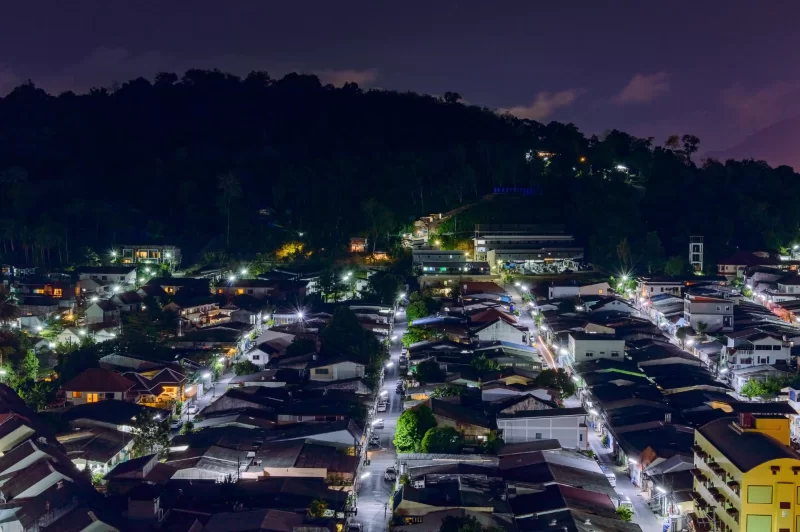 Ночной вид на город Кату с высоты здания