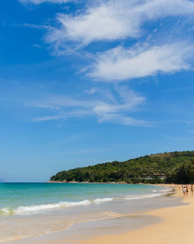 Мирное побережье с бирюзовым морем и голубым небом