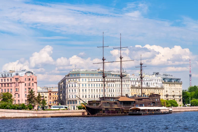 Корабль-ресторан на набережной города