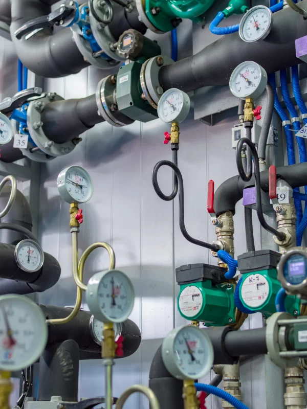 Система трубопроводов с манометрами и насосами