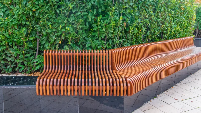 Современная деревянная скамейка в парке