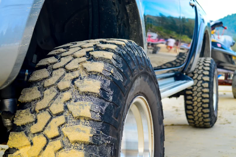Деталь внедорожной шины