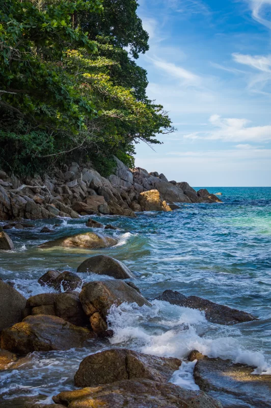 Крутой скалистый берег с бирюзовой водой