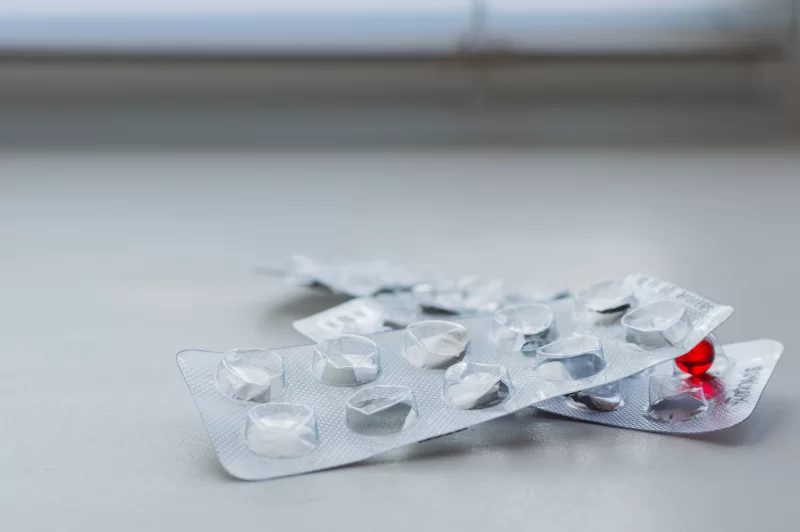 Использованные упаковки таблеток на медицинском столе