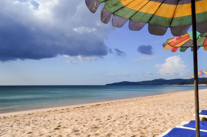 Цветной зонт на пляже перед штормом