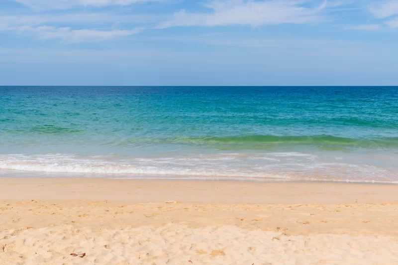 Тропический пляж с чистым голубым морем