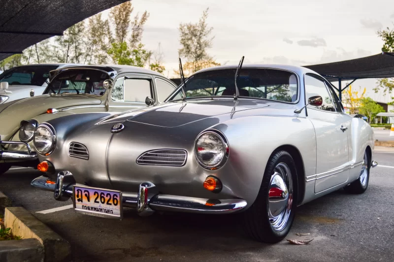 Классический VW Karmann Ghia на затененной парковке