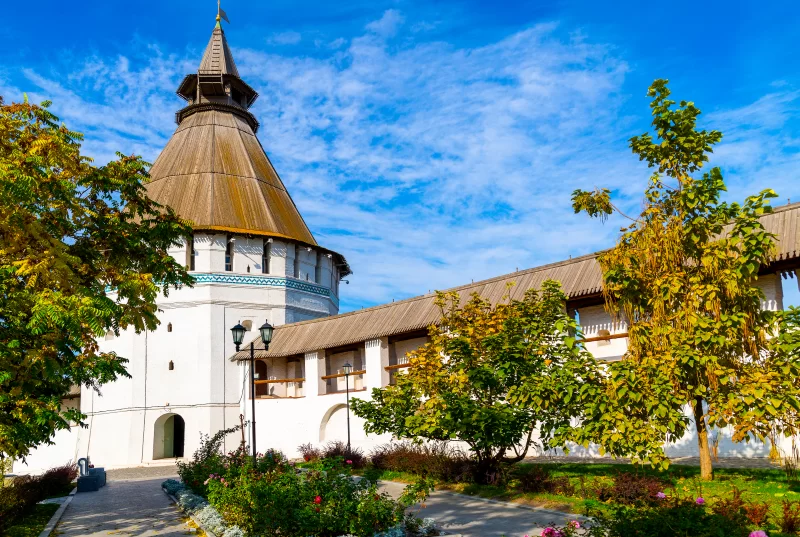 Астраханский кремль. Вид изнутри исторического комплекса.