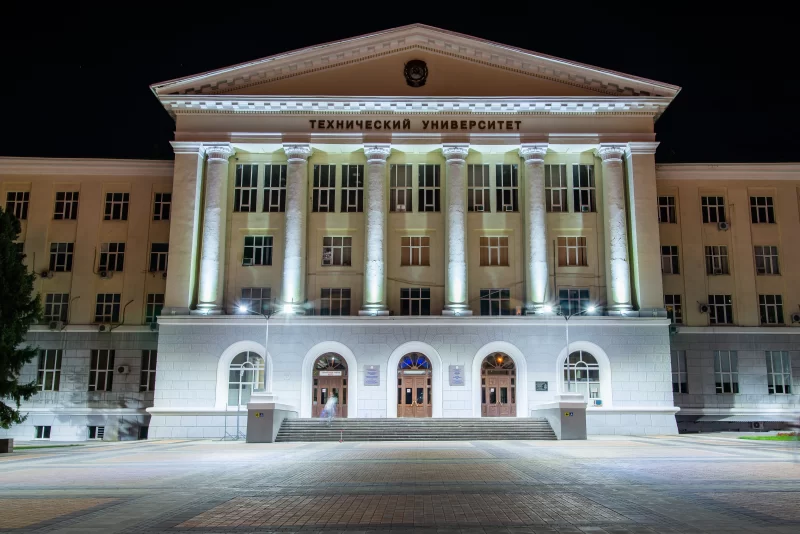 Ночной вид здания Донского государственного технического университета