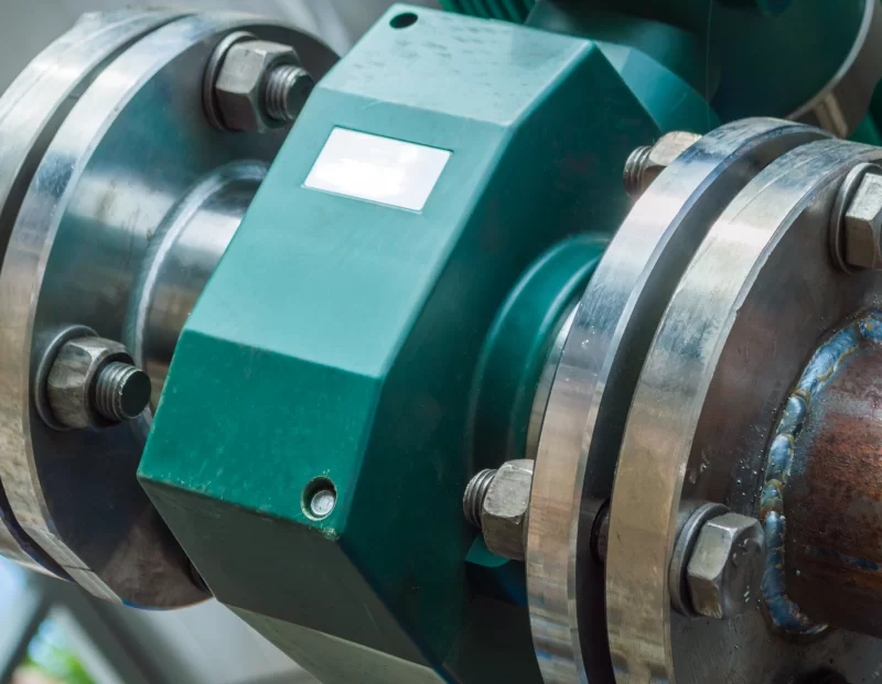 Детали промышленного оборудования: насос с фланцевыми соединениями