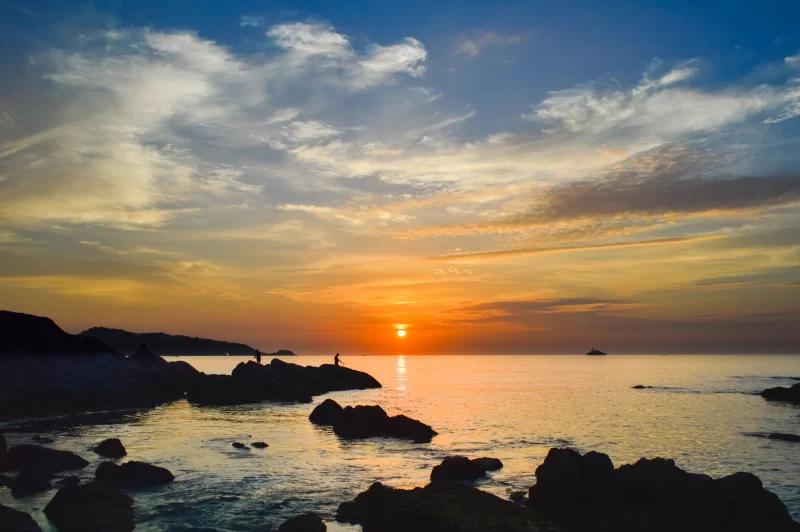 Закат над морем и скалами