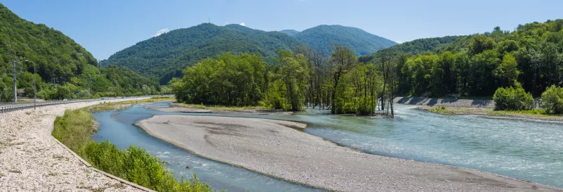 Река в Сочи с зелёным лесом и горами