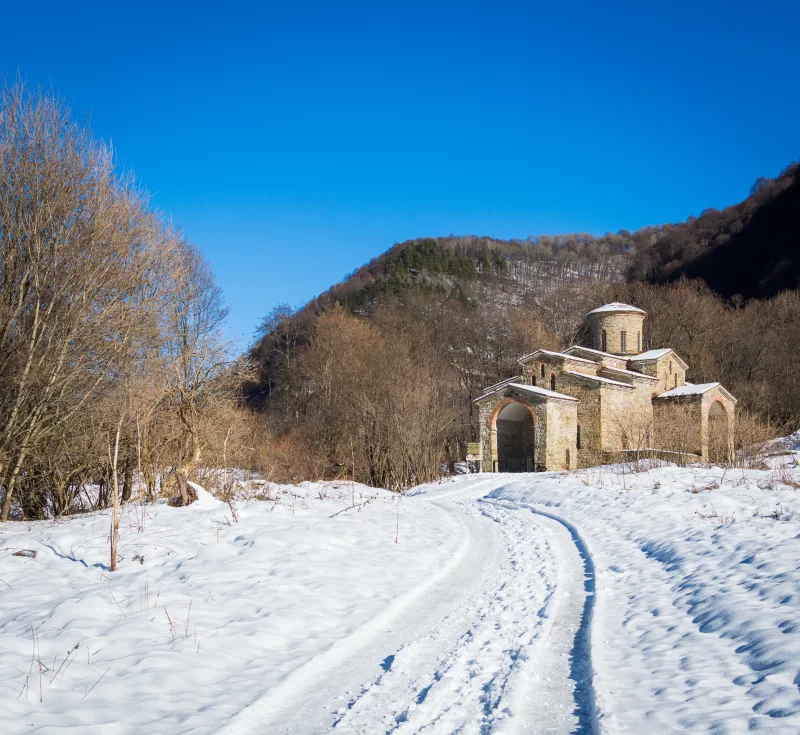 Зимний пейзаж с древним храмом