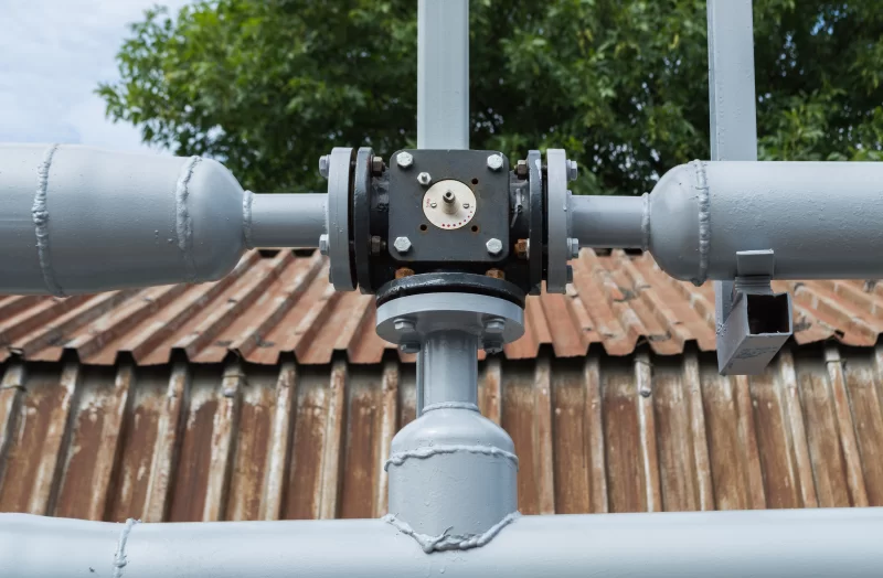 Система труб и клапан на промышленном объекте