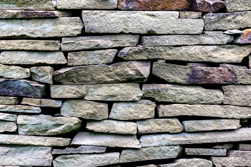 Потрескавшаяся поверхность стены из натурального камня