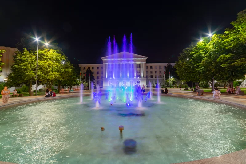 Площадь с красочным музыкальным фонтаном