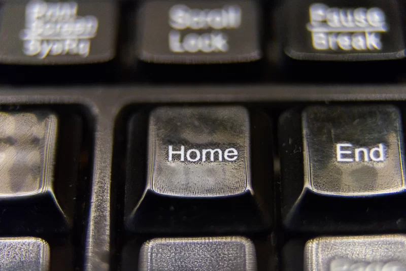 Крупный план клавиши "Home" на клавиатуре: фокус на домашнем экране и начале пути