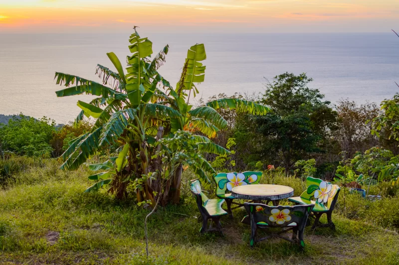 Уютное место для пикника с видом на море на закате