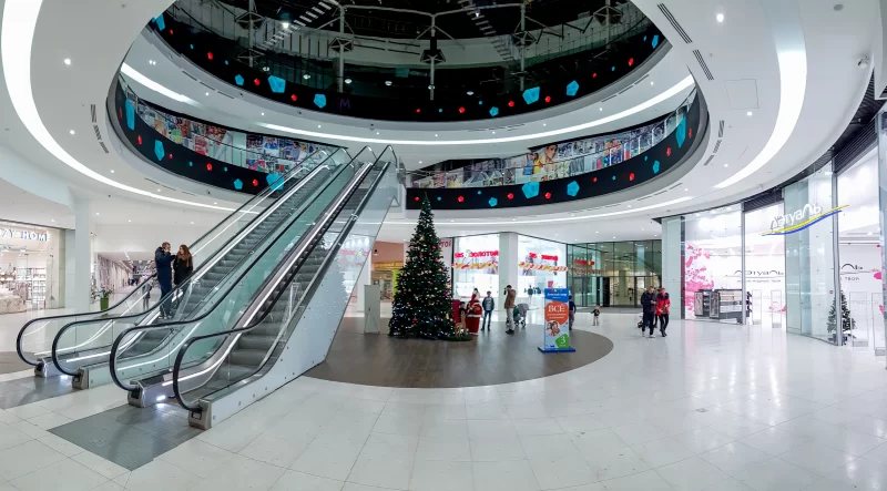 Торговый центр Мегамаг: последние посетители и предновогодняя атмосфера