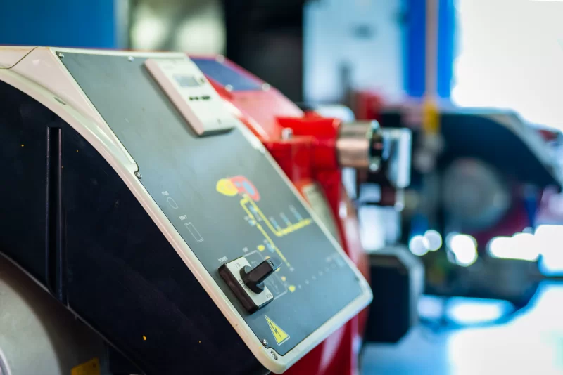 Панель управления промышленного оборудования: детали и переключатели