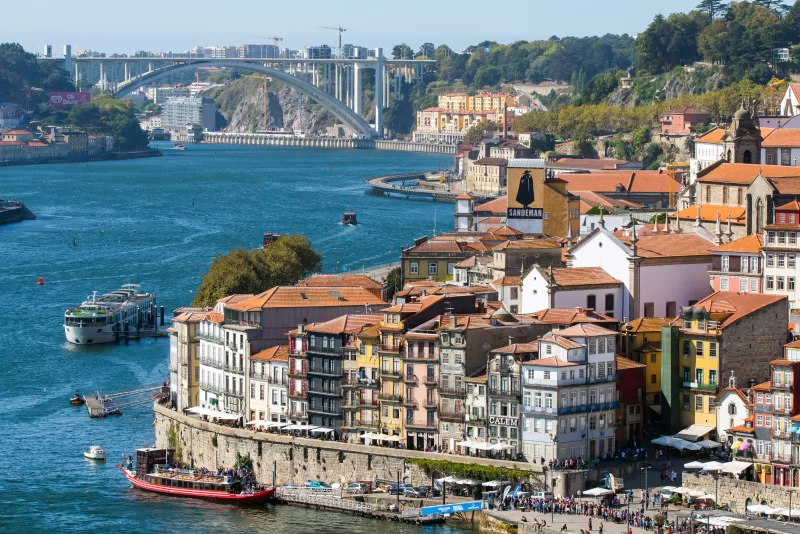 Панорамный вид с воздуха на историческую набережную Порту, Португалия