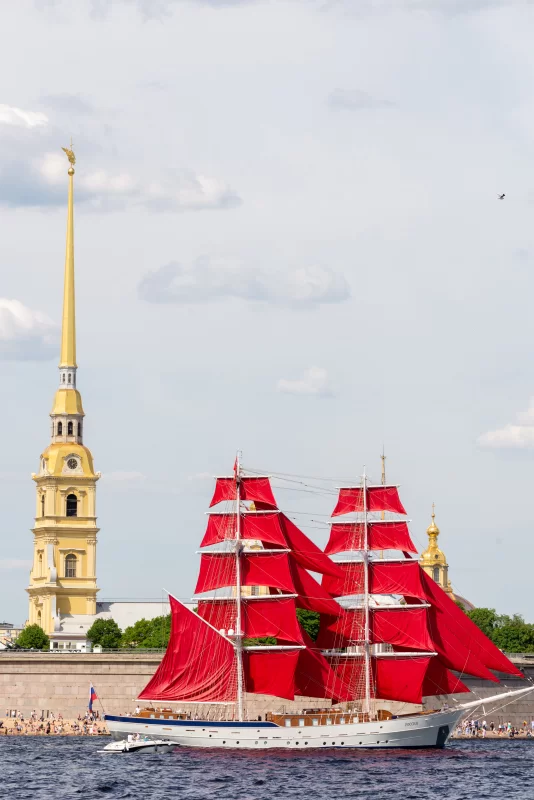 Вид на Петропавловскую крепость и бригантину с алыми парусами
