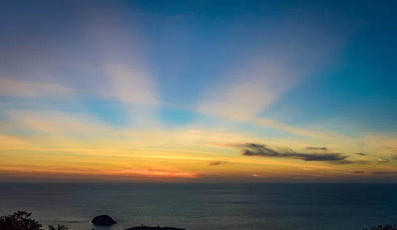 Закат с лучами солнца