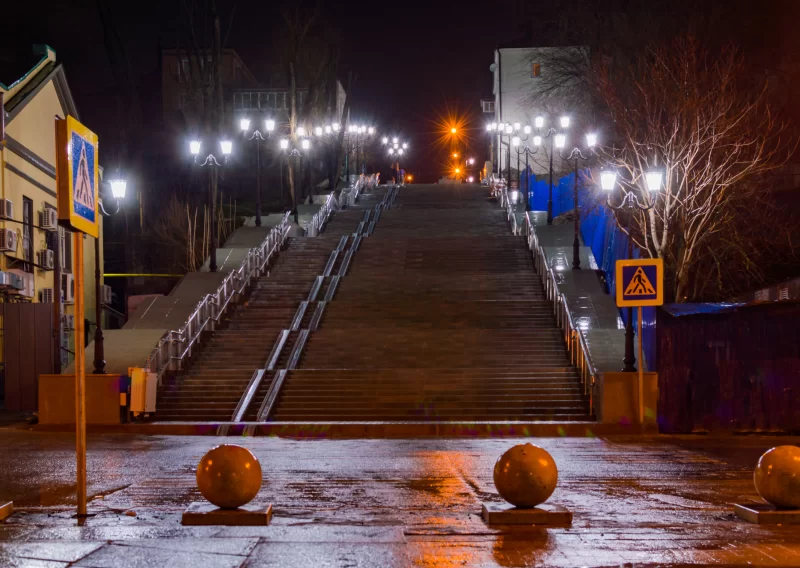 Пешеходная каменная лестница на набережную