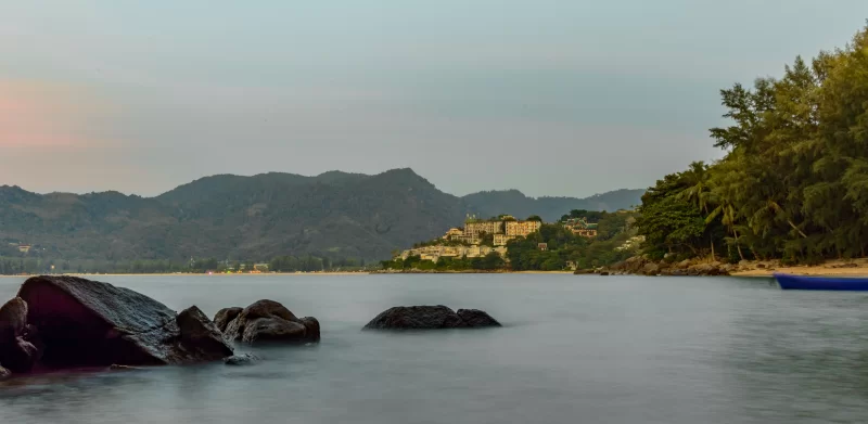 Закат на пляже Хуа в Пхукете с горами и скалами
