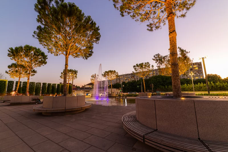 Фонтан в городском парке вечером