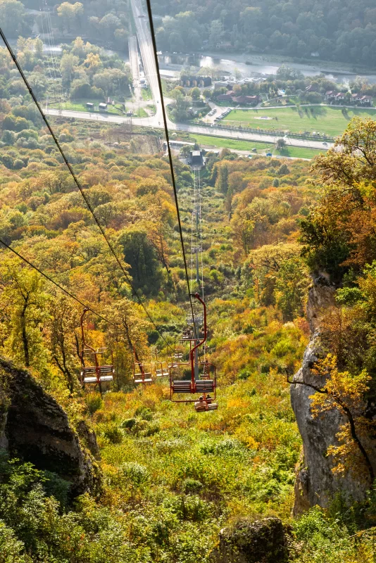 Кресельный подъемник над осенней лесной местностью в Адыгее