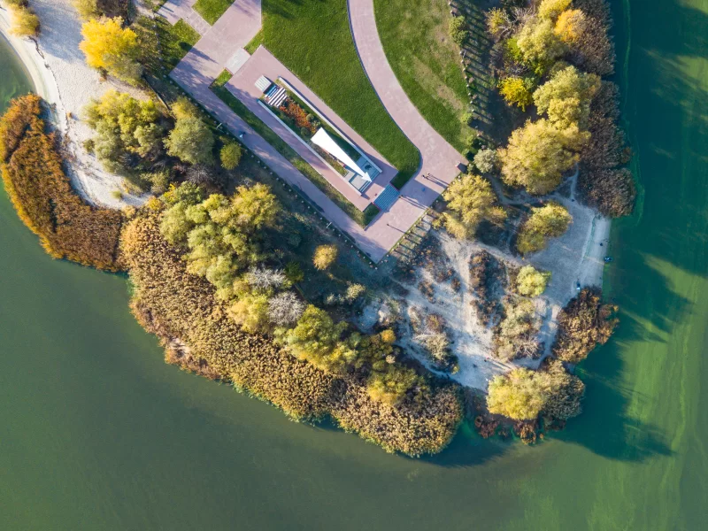 Осенний парк на берегу реки: вид с высоты птичьего полета