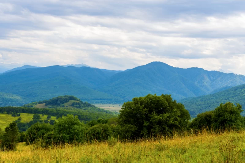 Горный пейзаж с летними облаками