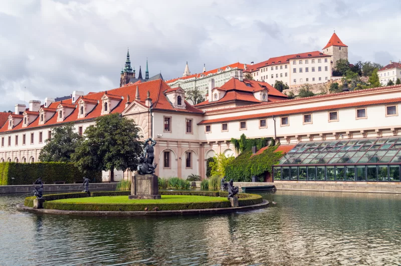 Фонтан и статуя в саду Вальдштейна, Пражский замок